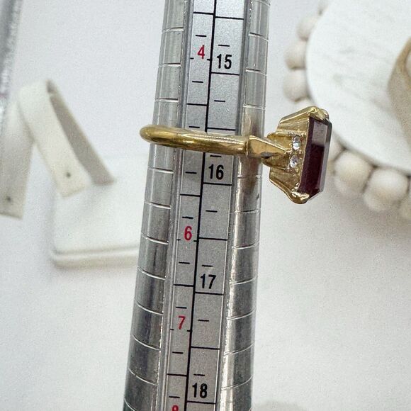 Avon Vtg Plaza IV Amethyst Glass Emerald Cut Cocktail Ring Gold Tone Size 5-6.5 - Picture 10 of 11